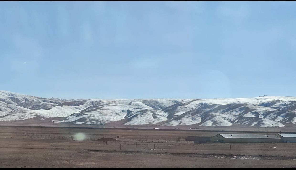 冰城暖流汇天路，万里助学西藏情