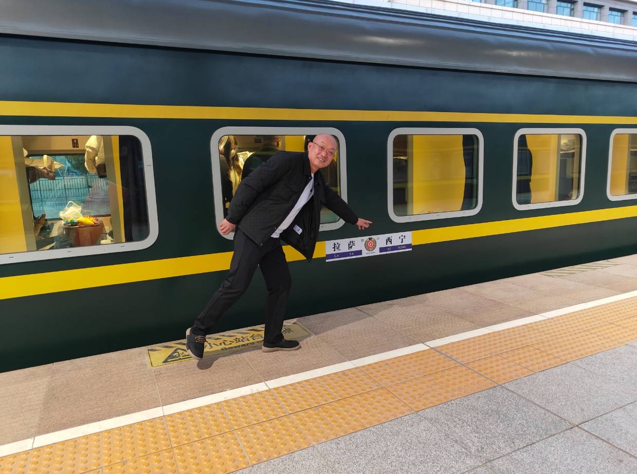 冰城暖流汇天路，万里助学西藏情