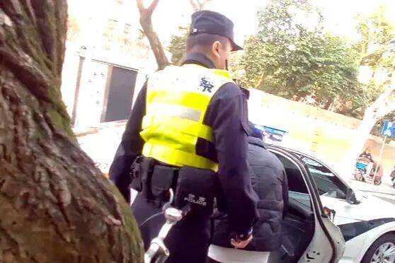 女子因多年前论文答辩未通过独自在路边哭泣,民警一席话解开心结