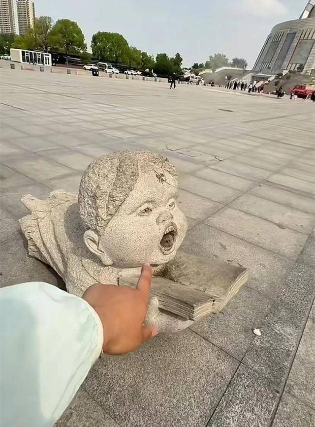 河南郑州中原福塔广场一雕塑被指画风诡异令人不适，回应：已知悉，或不美观，无敏感问题